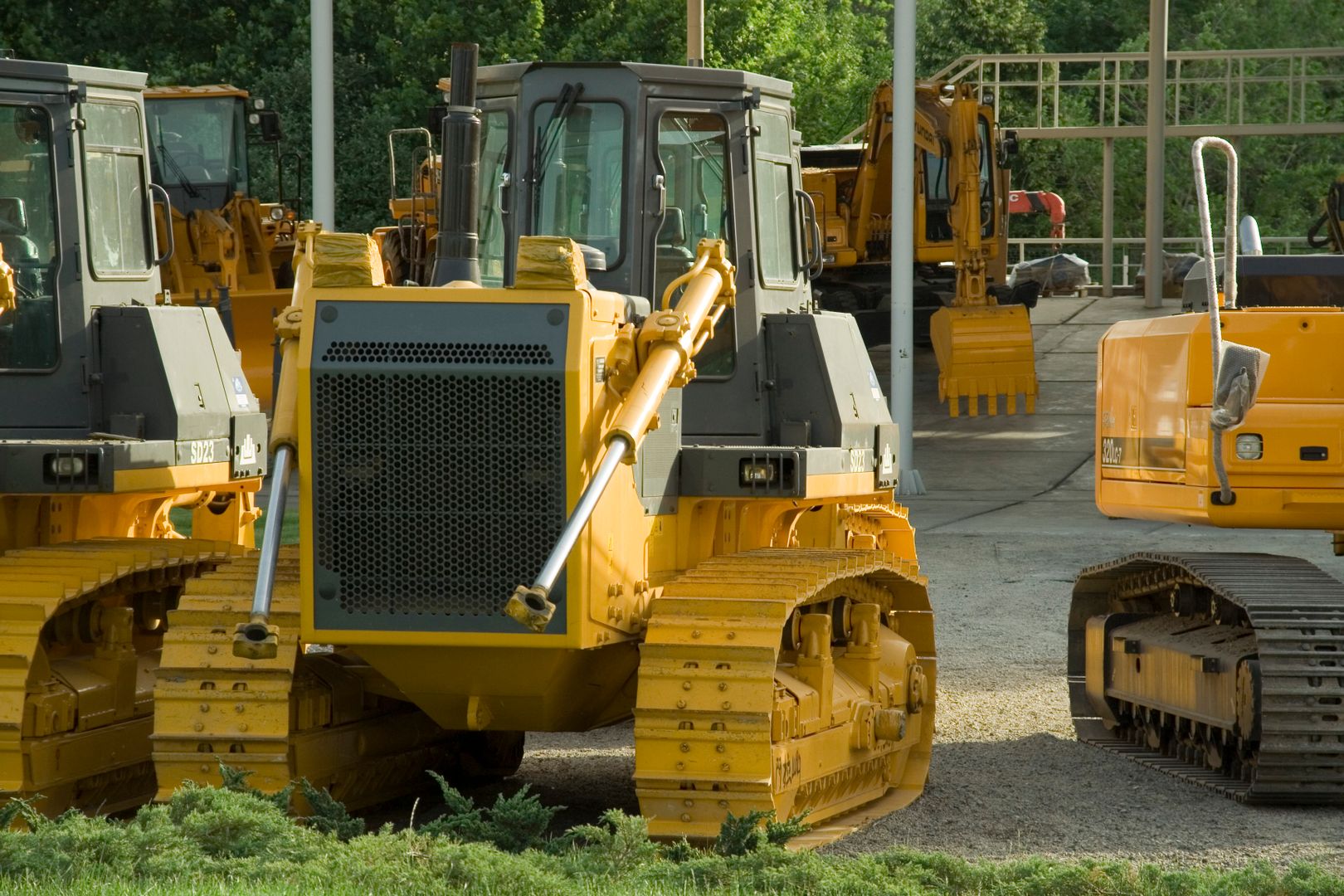 Parc d'engins de chantier BTP stationnés, illustrant l'achat de matériel professionnel
