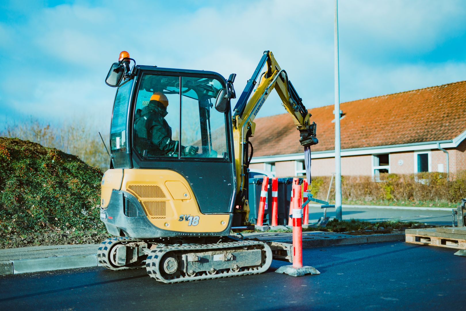 Mini-pelle en fonctionnement sur un chantier, illustrant la location de matériel BTP à Nérac